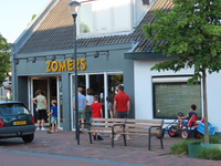 850240 Gezicht op een rij wachtende mensen voor ijssalon Zomers (Meerndijk 6) te De Meern (gemeente Utrecht). Vanwege ...